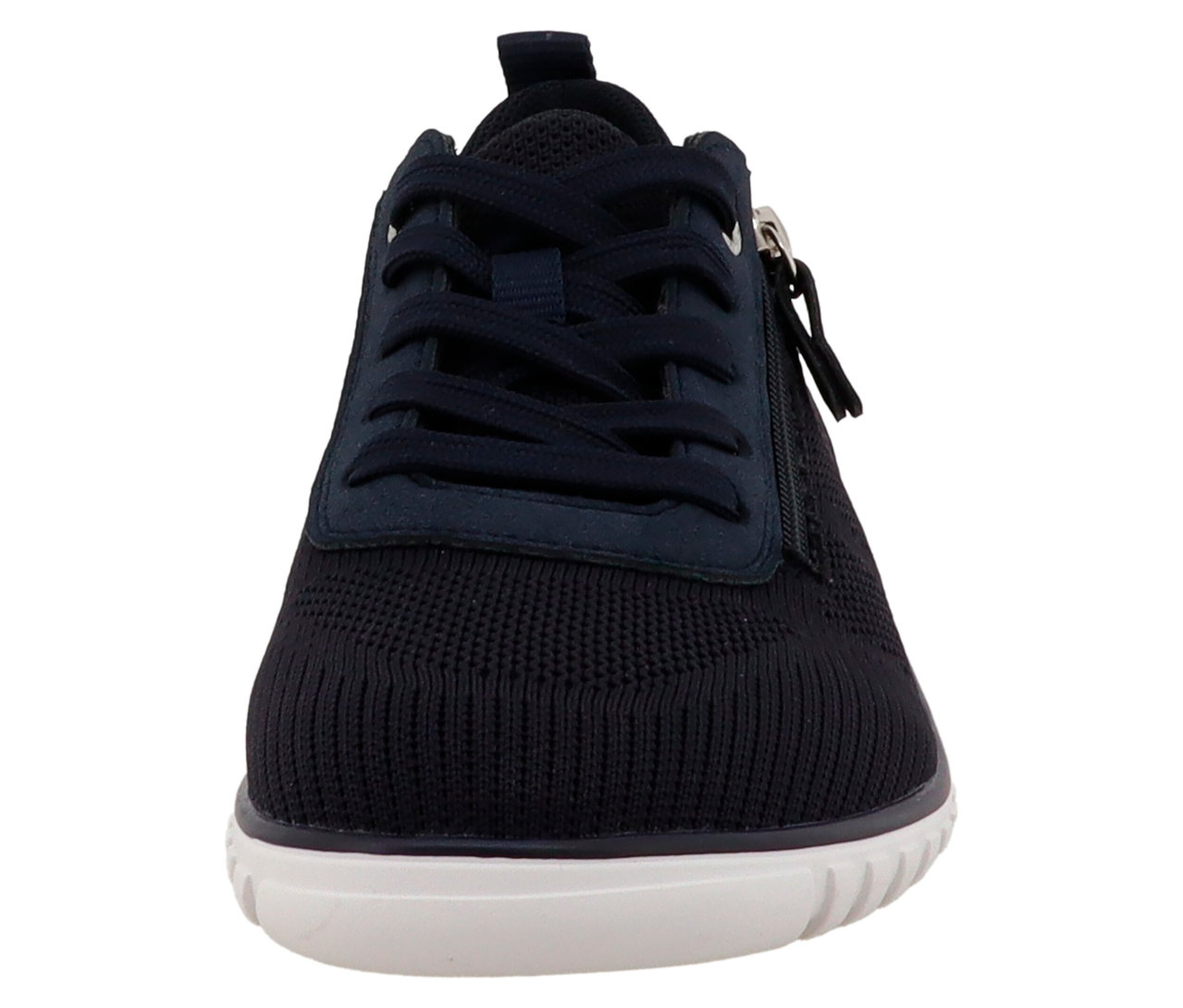 Gros plan d'une seule chaussure en tissu bleu marine avec des semelles blanches, des lacets et une fermeture éclair.