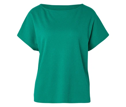 Un t-shirt vert à manches courtes et à encolure bateau est posé à plat.
