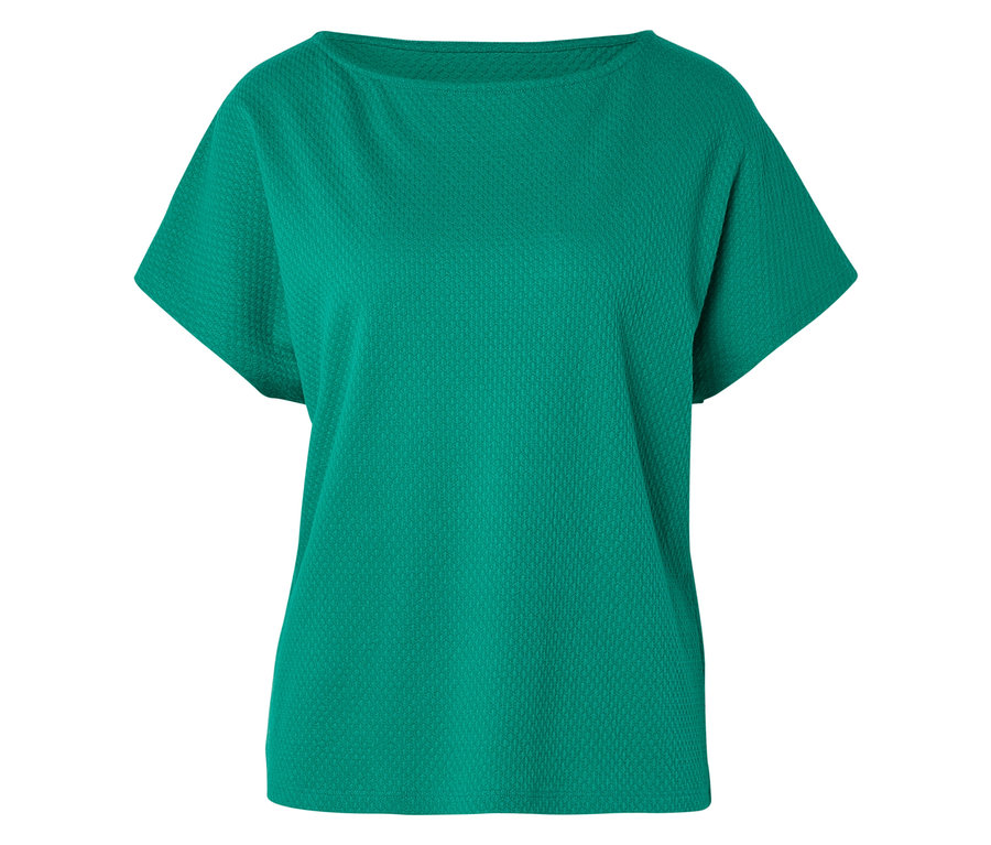 Un t-shirt vert à manches courtes et à encolure bateau est posé à plat.