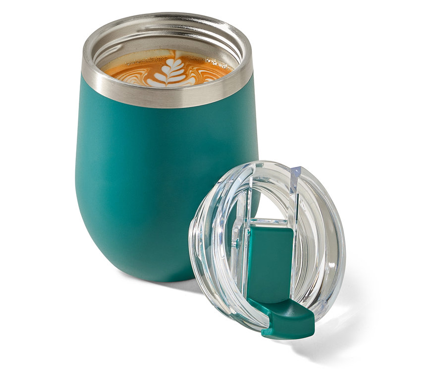 Un gobelet isotherme turquoise avec une boisson latte art et un couvercle transparent à côté.
