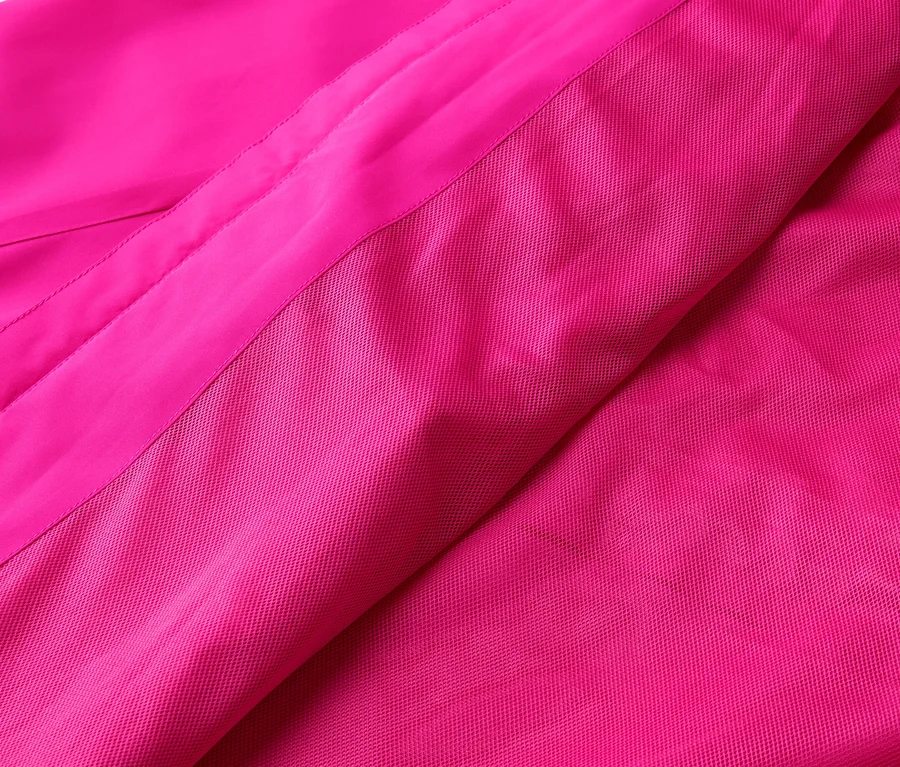 Gros plan d'un tissu rose avec des surfaces lisses et texturées.