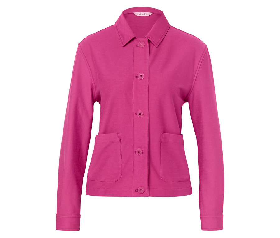 Une veste rose avec des boutons et des poches.