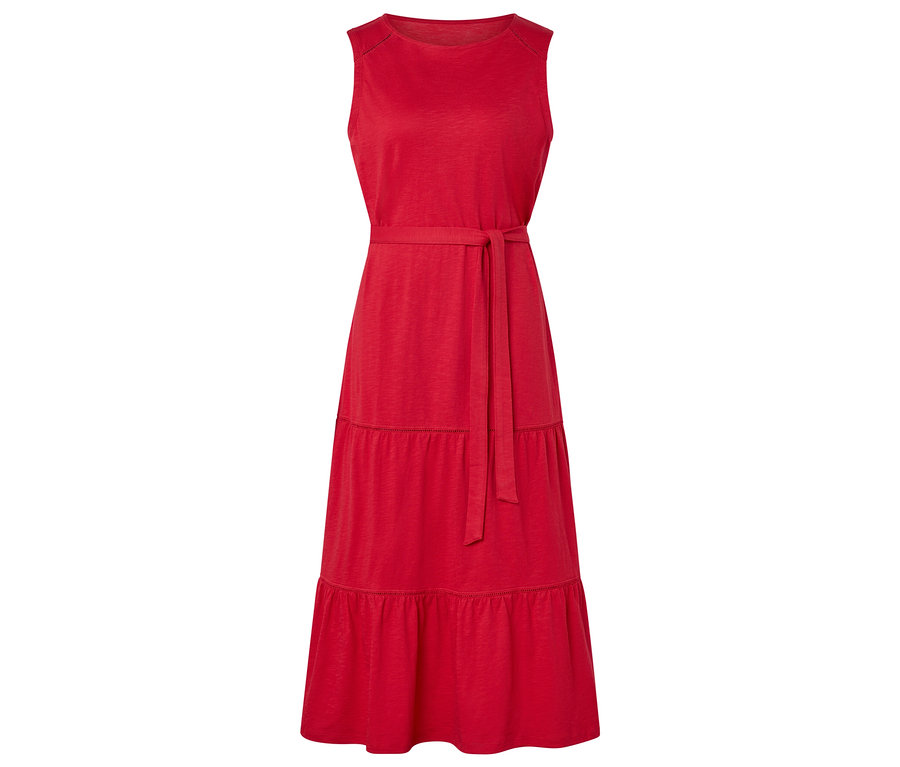 Une robe maxi rouge sans manches avec une ceinture en tissu assortie à la taille.