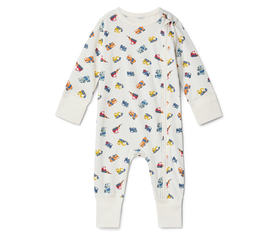 Un pyjama de bébé blanc avec un motif de véhicules de construction colorés.