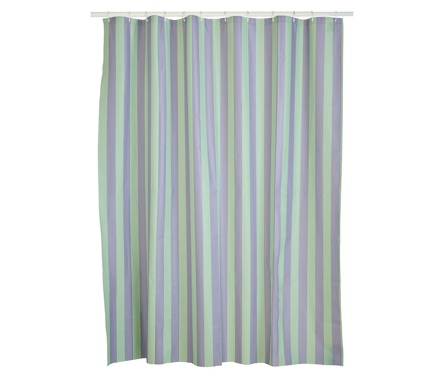 Un rideau de douche à rayures verticales vert clair et violet clair, suspendu à une tringle blanche.