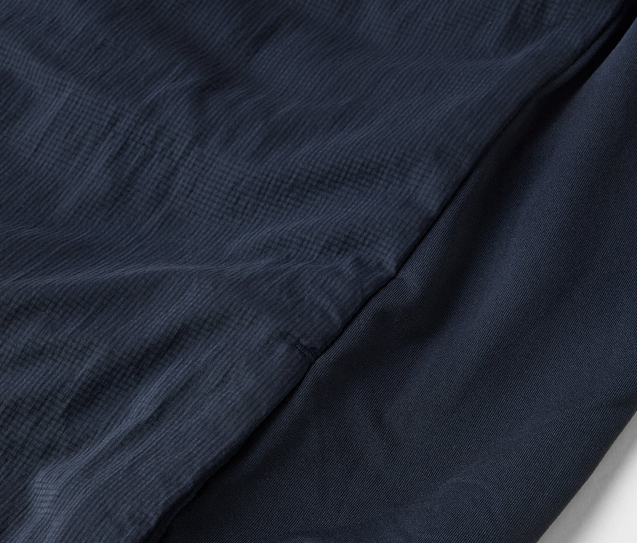 Gros plan d'un tissu bleu marine avec des textures variées.