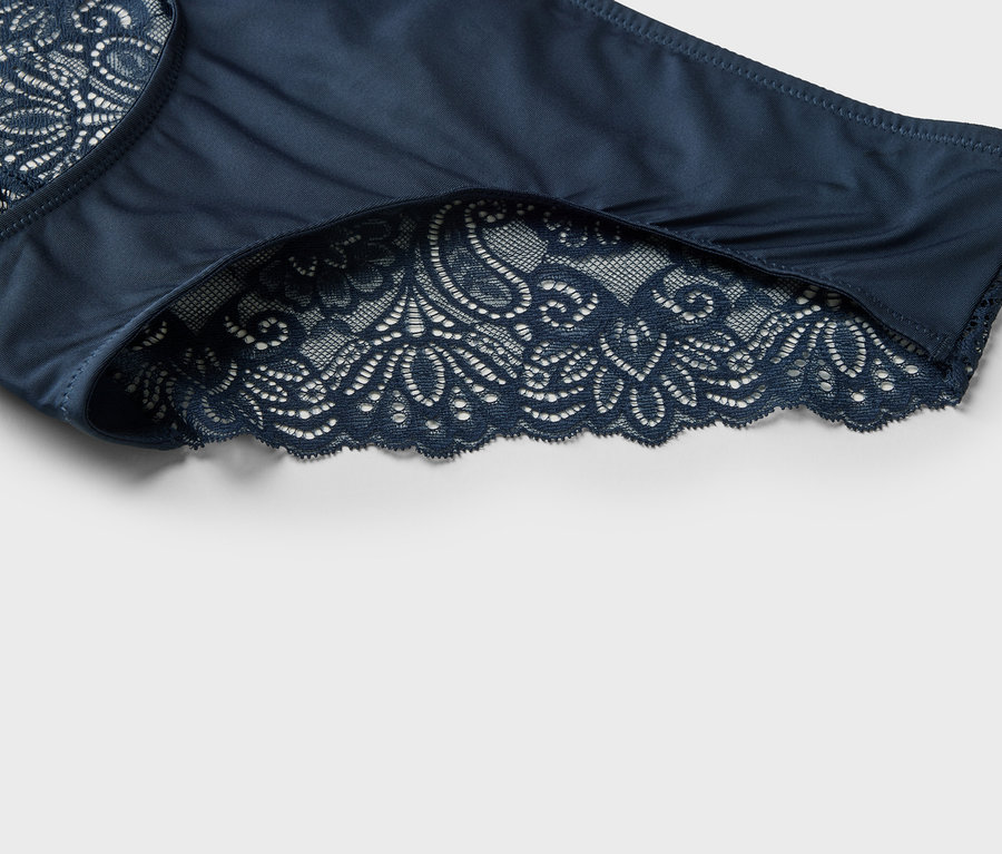 Gros plan d'une culotte bleu marine pour femme avec des détails en dentelle.