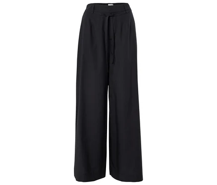 Pantalon noir large avec ceinture à nouer sur fond blanc.