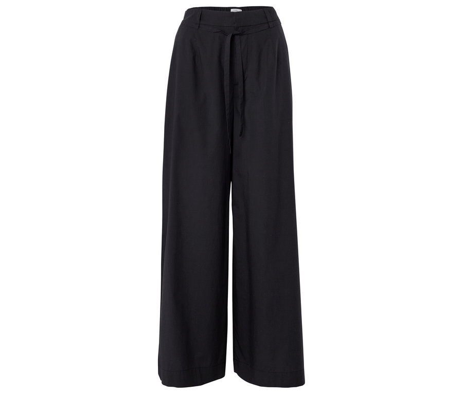 Pantalon noir large avec ceinture à nouer sur fond blanc.