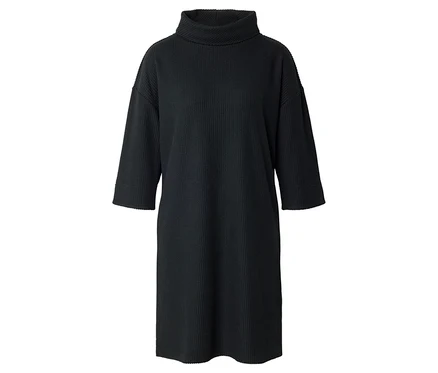 Robe en tricot côtelé noire avec col roulé et manches trois-quarts.