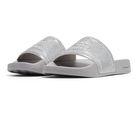 Deux tongs de bain hummel® Pool Slide GlitterJR grises côte à côte.