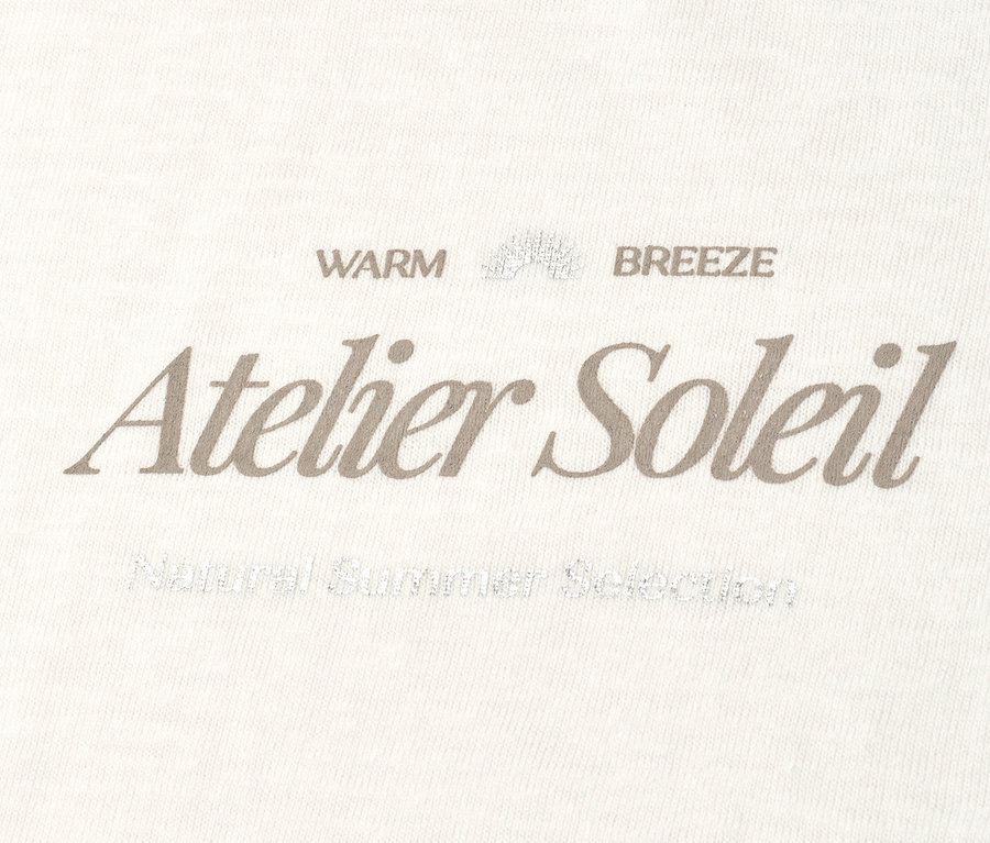 Sur un fond crème, l'inscription grise « Atelier Soleil ».