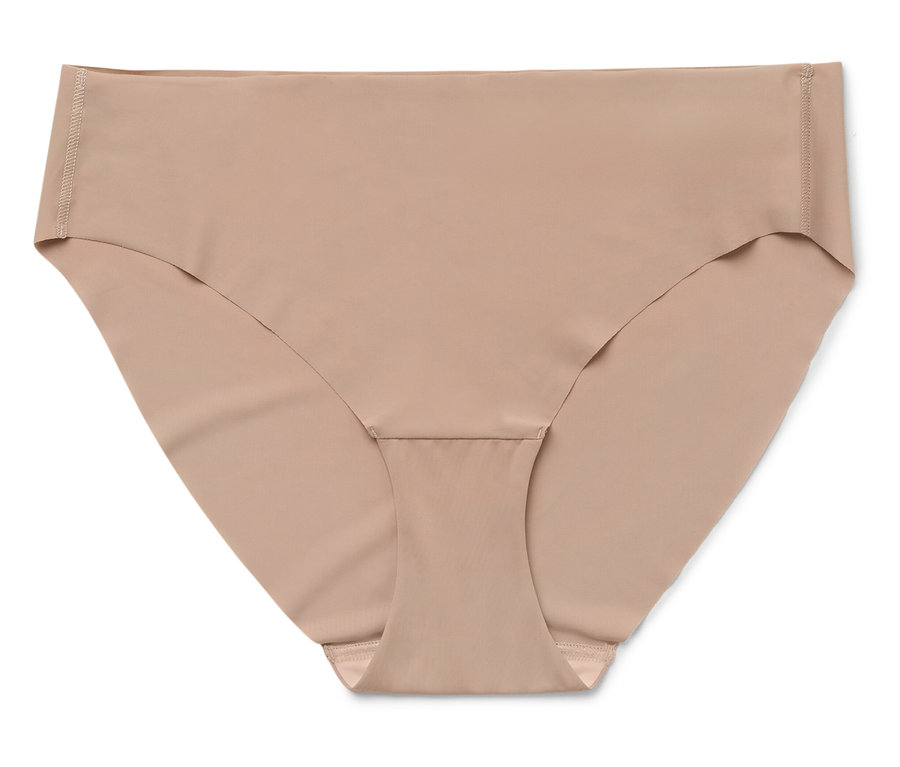 Gros plan d'une seule culotte couleur chair sur fond blanc.