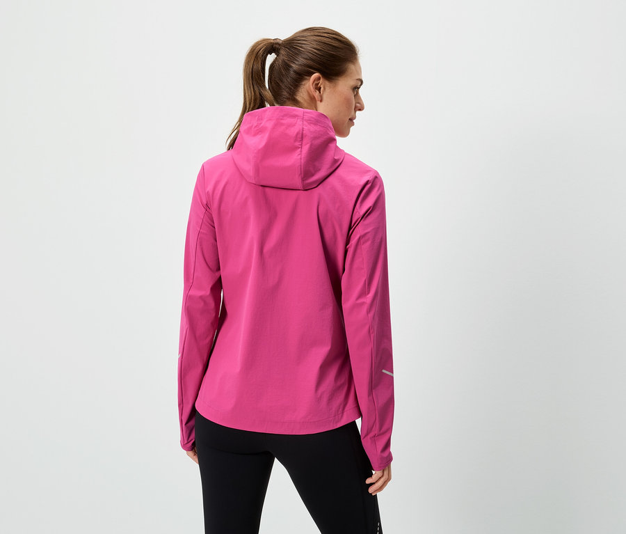 Vue arrière d'une femme portant une veste de pluie rose à capuche et un legging noir, les cheveux attachés en queue de cheval.