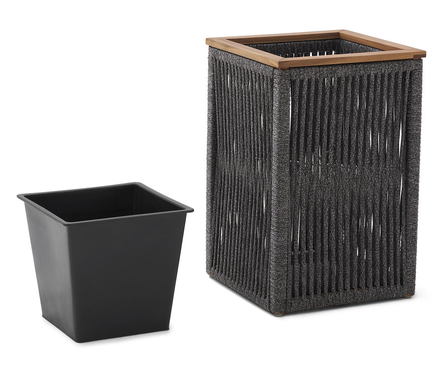 Un cache-pot carré gris en corde tressée se dresse à côté d'un pot de fleurs carré noir.