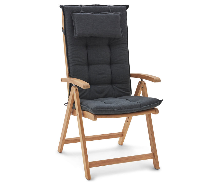 Une chaise haute en teck avec dossier réglable et coussins gris sur fond blanc.