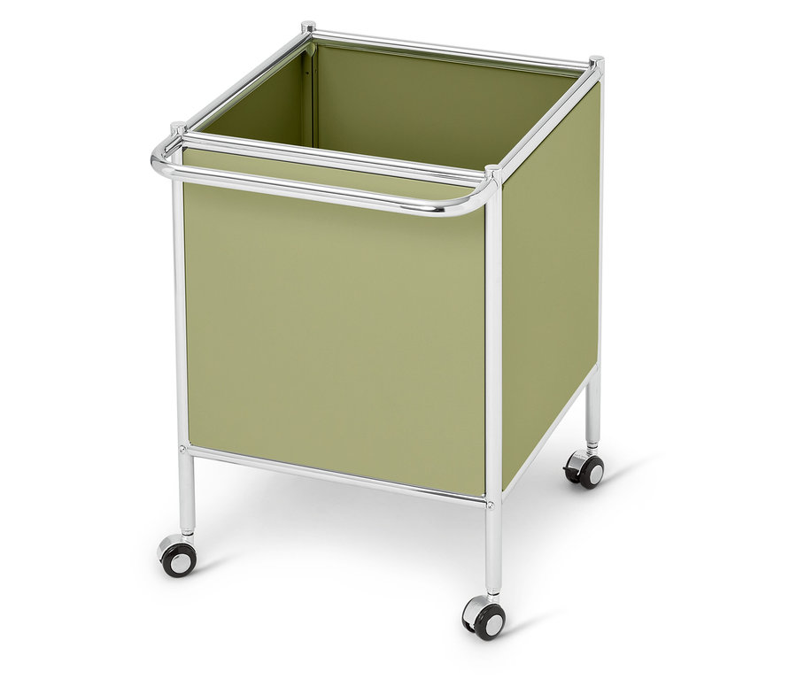 Un chariot carré vert clair sur roulettes avec des accents métalliques argentés et quatre roues repose sur une surface blanche.