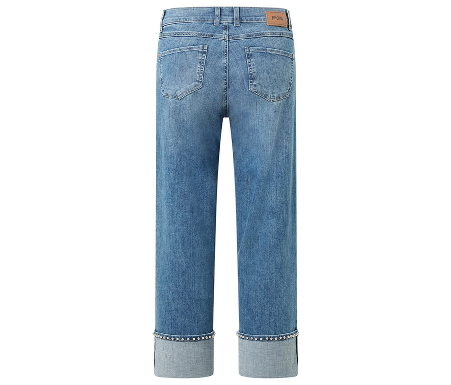 Vue arrière d'un jean bleu clair avec des jambes retroussées et ornées de clous.