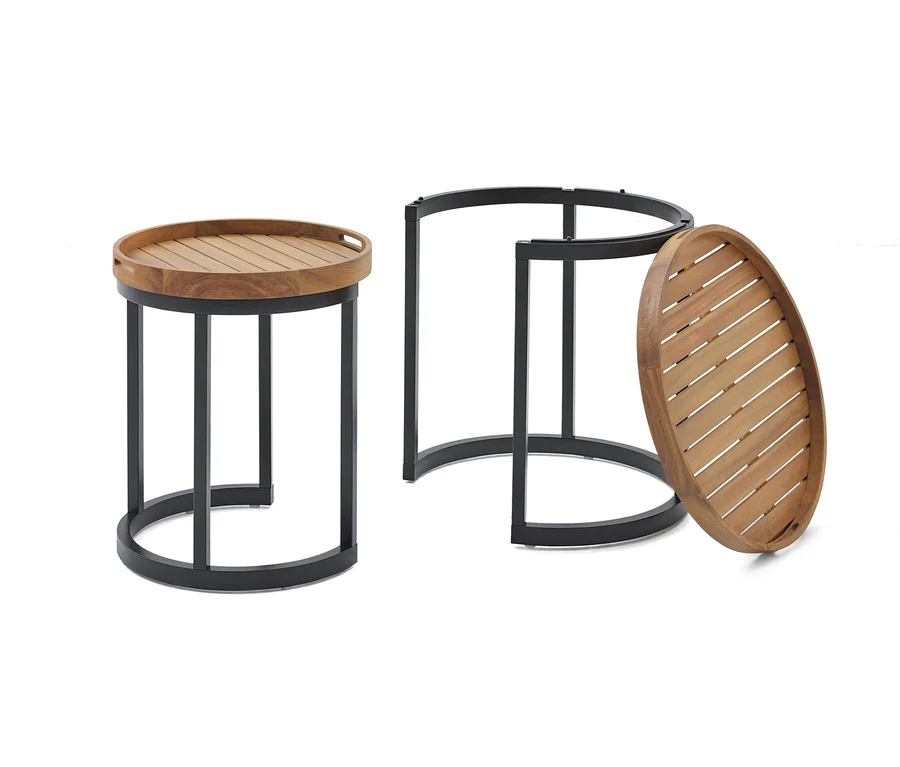 Deux tables d'appoint avec des plateaux en bois et des cadres en métal noir se dressent devant un fond blanc.