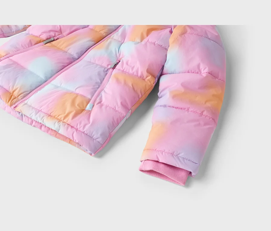 Doudoune à motif tie-dye rose, orange et bleu clair, avec une fermeture éclair avant, une poche zippée et un poignet côtelé rose sur la manche.