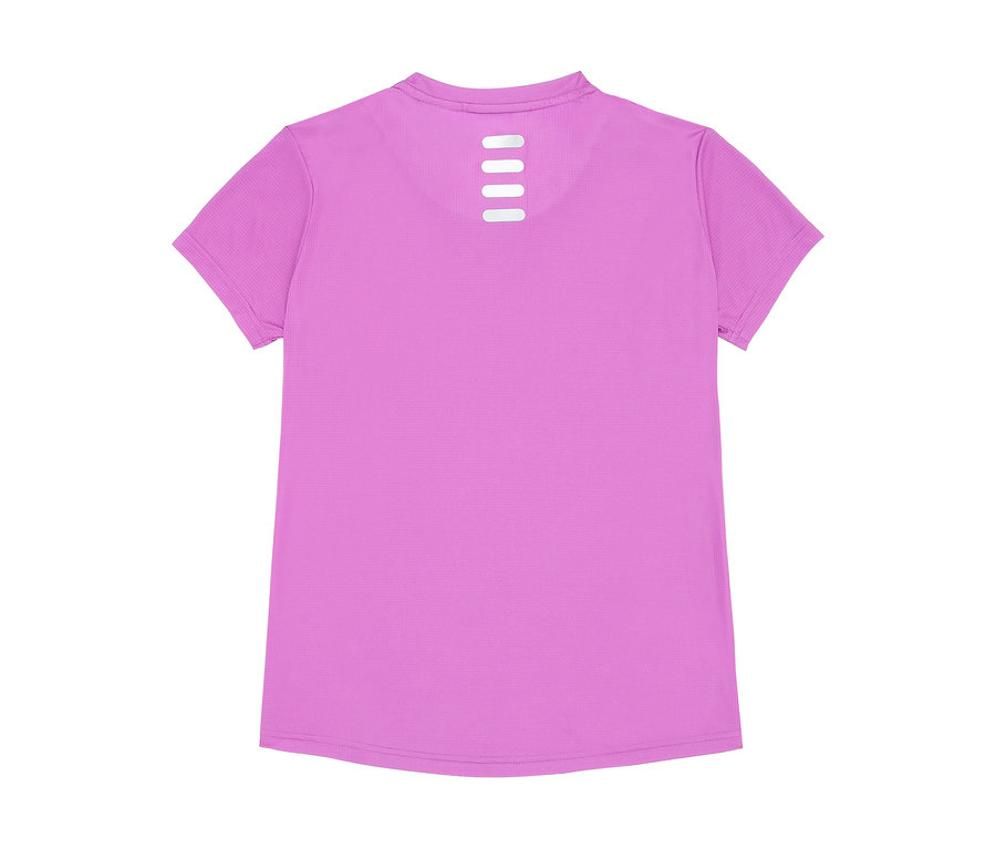 Gros plan sur le dos d'un t-shirt de sport violet pour femme FILA.