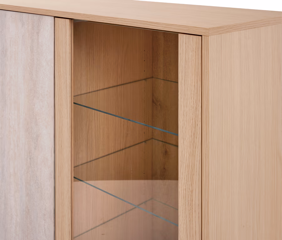 Gros plan d'une armoire en bois clair avec une section vitrine et trois étagères en verre. Un panneau en bois massif est visible à gauche.