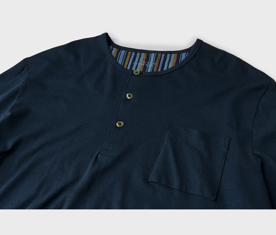 T-shirt Henley bleu foncé avec col intérieur rayé, trois boutons et une poche poitrine.
