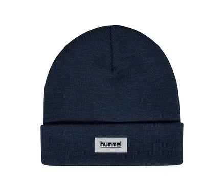 Bonnet tricoté hummel® « HMLJR Knit Beanie » bleu foncé avec bord replié et étiquette logo hummel blanche.