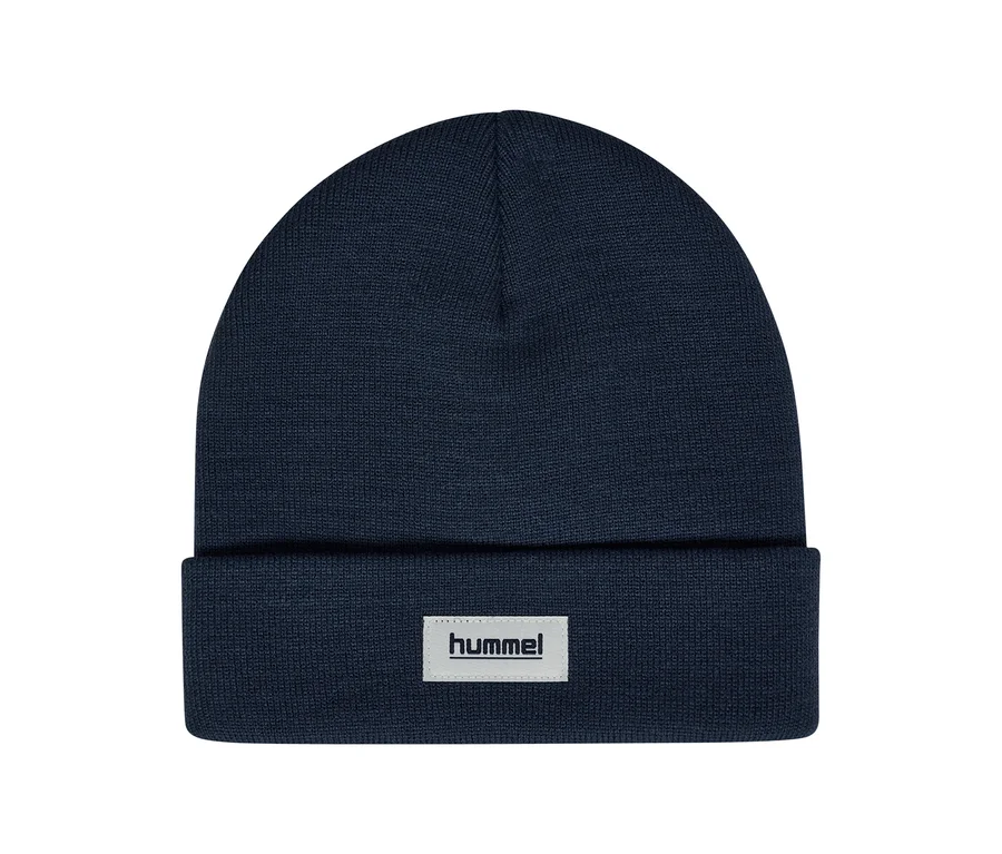 Bonnet tricoté hummel® « HMLJR Knit Beanie » bleu foncé avec bord replié et étiquette logo hummel blanche.