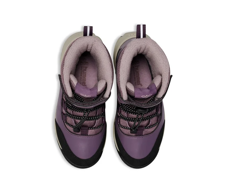 Une paire de bottes de neige hummel® « Snow Boot Tex » couleur prune, vues de dessus. Elles ont des lacets élastiques noirs, une doublure en polaire violet clair et une semelle noire et beige.