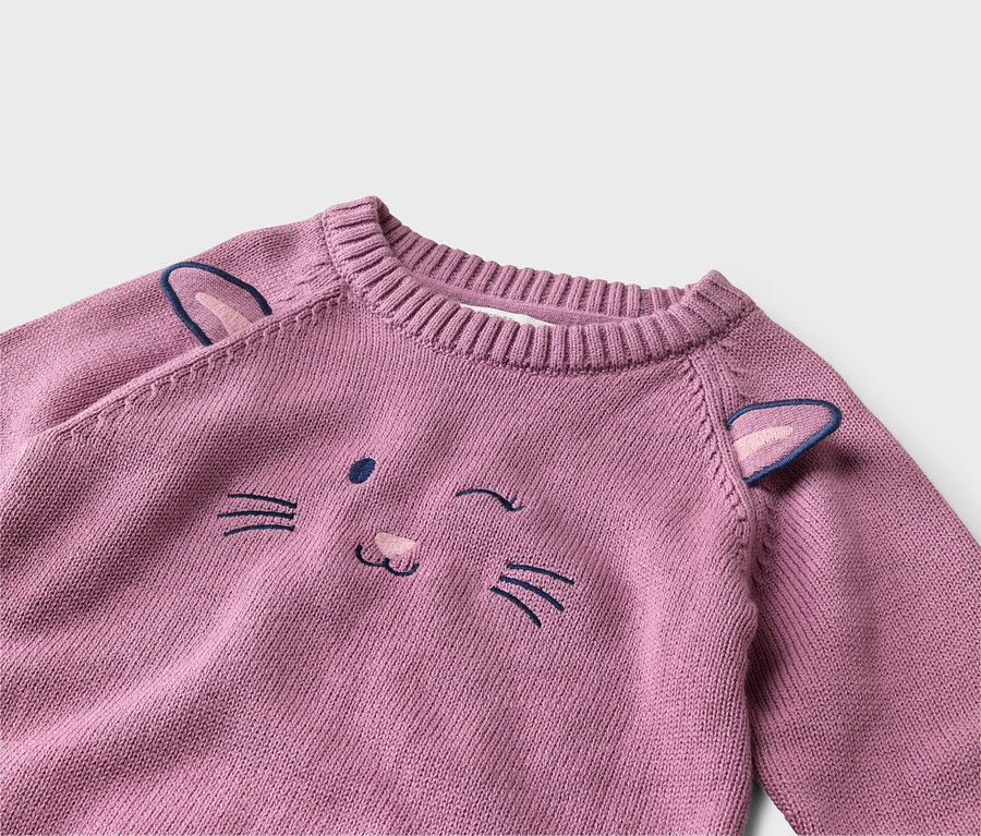Pull en maille rose avec un visage de chat brodé et des oreilles 3D sur les épaules.