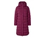 Long manteau matelassé violet foncé avec capuche et fermeture à boutons-pression.