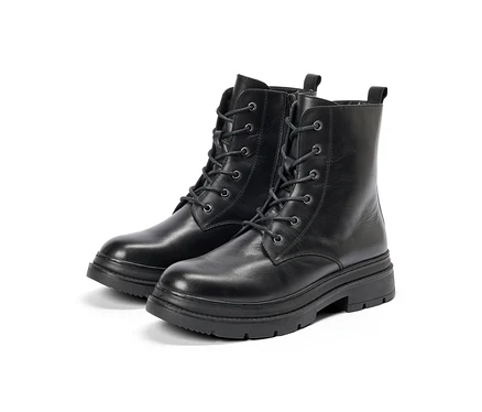 Deux bottes de combat noires avec lacets et fermetures éclair latérales, dotées de semelles épaisses et crantées, sur fond blanc.