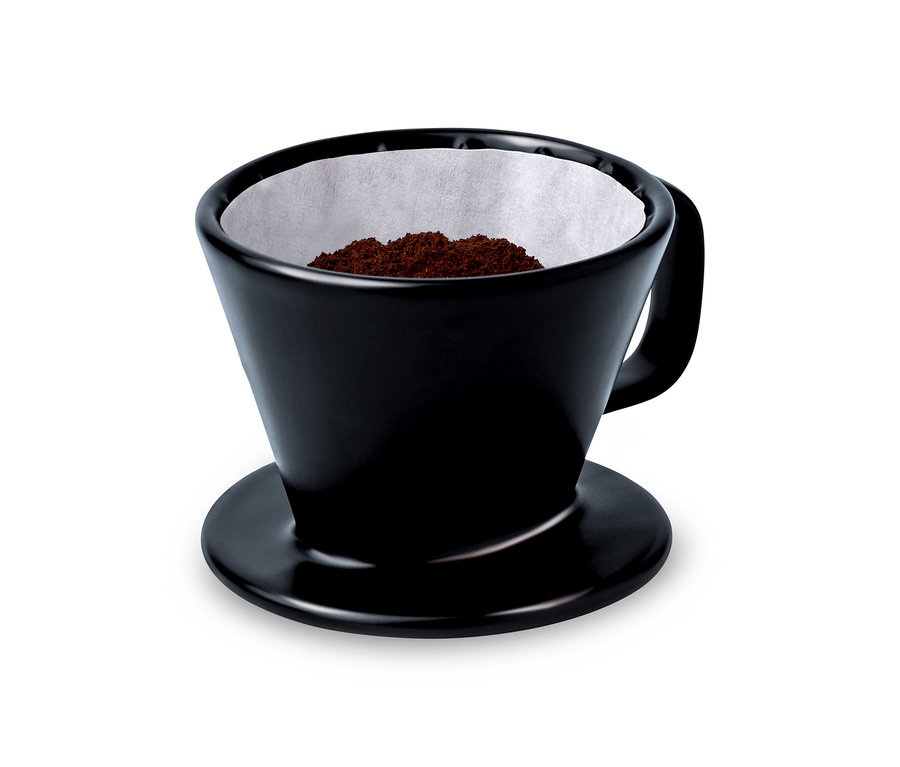 Un filtre à café manuel noir, taille 101, rempli de café moulu.