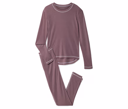 Un ensemble de pyjama deux pièces violet mat, composé d'un haut à manches longues et d'un pantalon long, tous deux avec des surpiqûres contrastantes gris clair. Le haut a un col rond et un ourlet incurvé. L'ensemble est posé à plat sur un fond blanc.