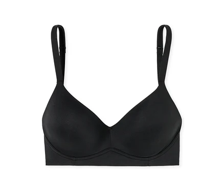Soutien-gorge noir légèrement rembourré avec bonnets lisses et bretelles réglables, sur fond blanc.
