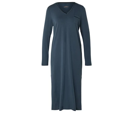 Chemise de nuit bleu foncé à manches longues, col en V et petite poche poitrine sur le côté gauche. Elle arrive sous les genoux.