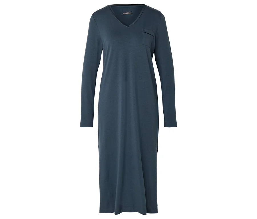 Chemise de nuit bleu foncé à manches longues, col en V et petite poche poitrine sur le côté gauche. Elle arrive sous les genoux.