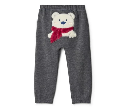 Pantalon de jogging gris foncé pour enfant avec une application d'ours polaire blanc portant une écharpe rouge au dos.