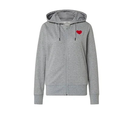 Sweat à capuche gris zippé avec un cœur rouge sur la poitrine.