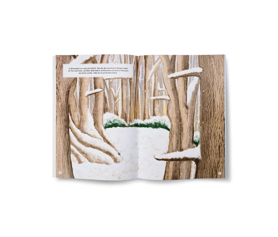 Un livre pour enfants ouvert montrant une illustration double page d'une forêt hivernale enneigée avec des arbres nus et des buissons verts. Le texte allemand sur la page de gauche décrit les animaux cherchant de la nourriture.
