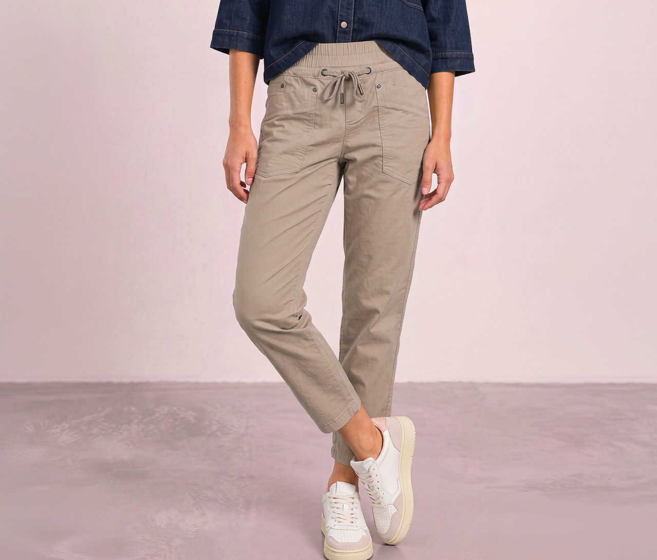 Personne portant un pantalon beige Street One Bonny avec cordon de serrage, une chemise en jean et des baskets blanches.