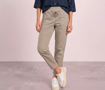 Personne portant un pantalon beige Street One Bonny avec cordon de serrage, une chemise en jean et des baskets blanches.