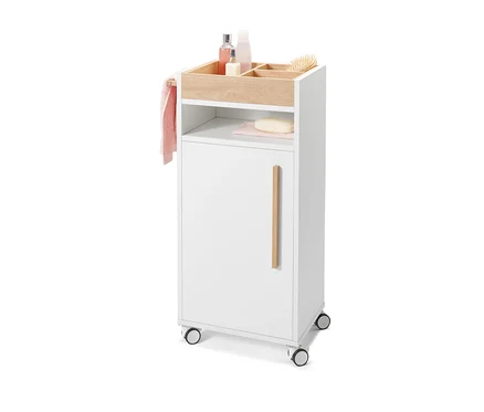 Chariot d’appoint pour salle de bains «Eklund» blanc avec roulettes, serviette et accessoires de salle de bain.