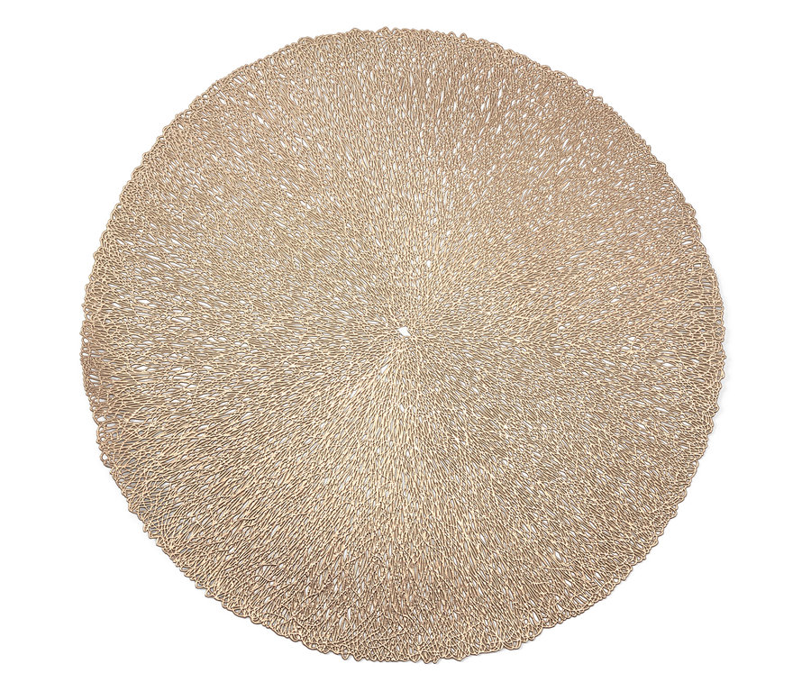 Gros plan sur un set de table rond doré avec une texture fine.