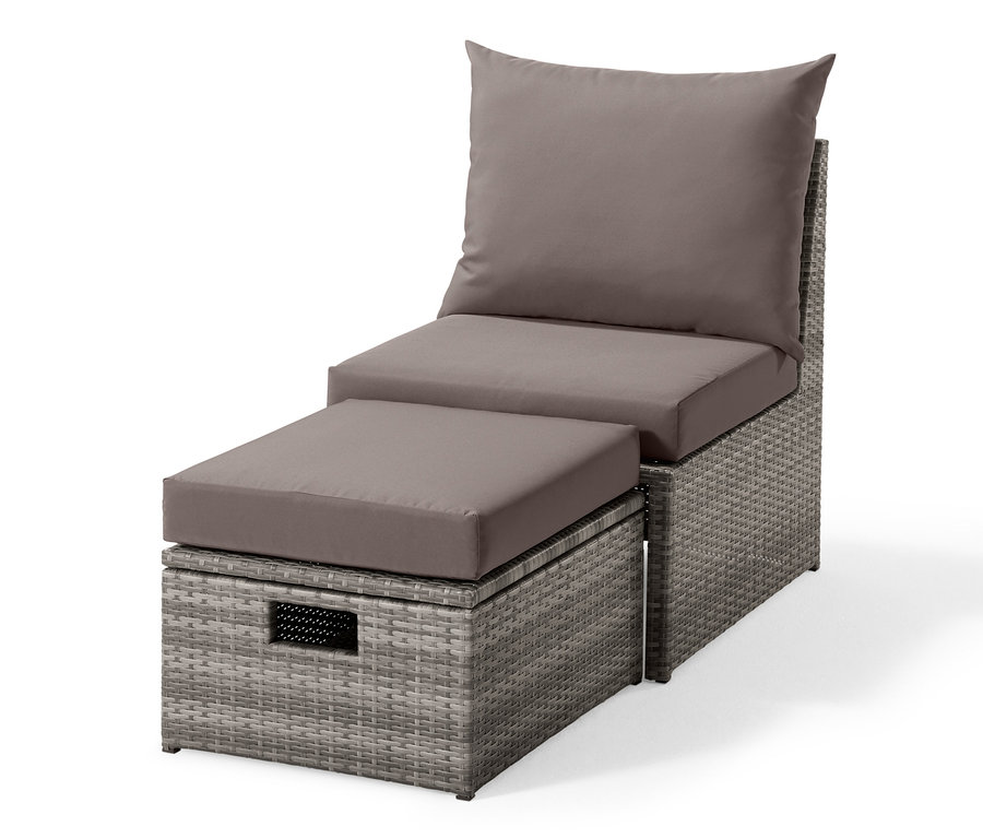 Fauteuil de jardin en poly rotin gris avec repose-pieds et coussins gris.