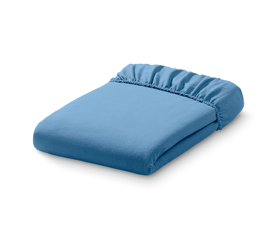 Un drap housse en flanelle bleu de taille standard plié sur un fond blanc.