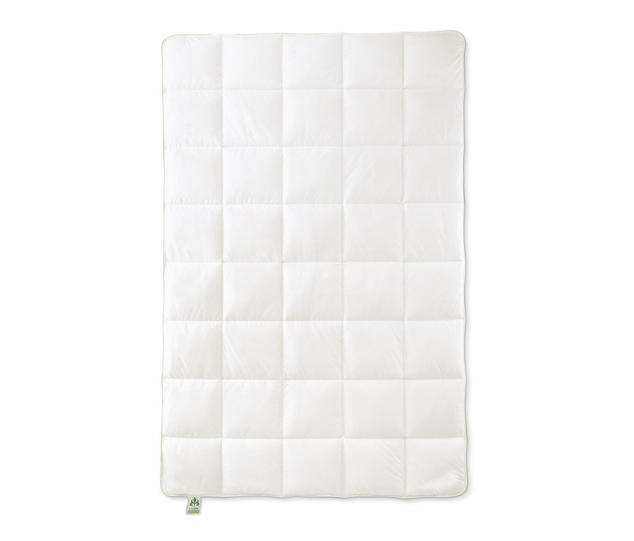 Vue détaillée d'une couette blanche irisette® greenline garnie de fibres.