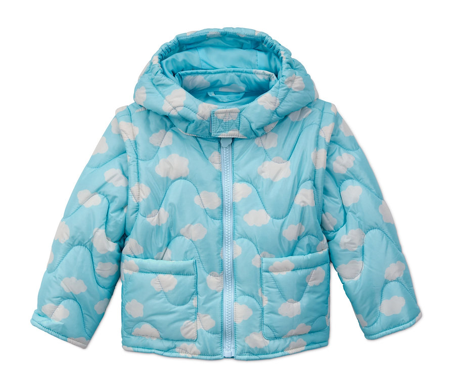 Veste matelassée en matériaux recyclés bleu clair avec un motif de nuages blancs.