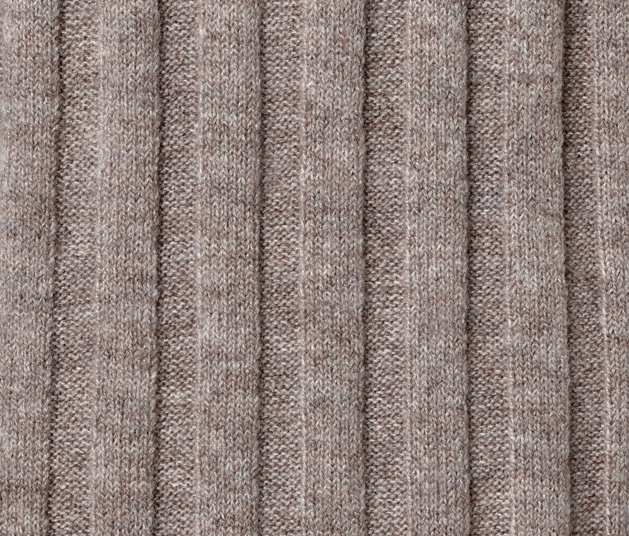 Gros plan d'une robe en maille côtelée avec col montant.